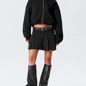 Svart kortkjol med fransar (Weekday) - Helt ny kjol från Weekday i storlek 40. Låg-normalhög midja. Nypris 500kr ➡️380kr