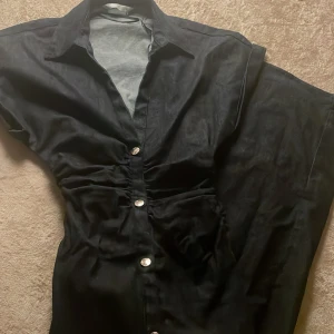 Mörkblå jeansklänning Zara - Klänningen är i storlek S och har endast använts en gång.