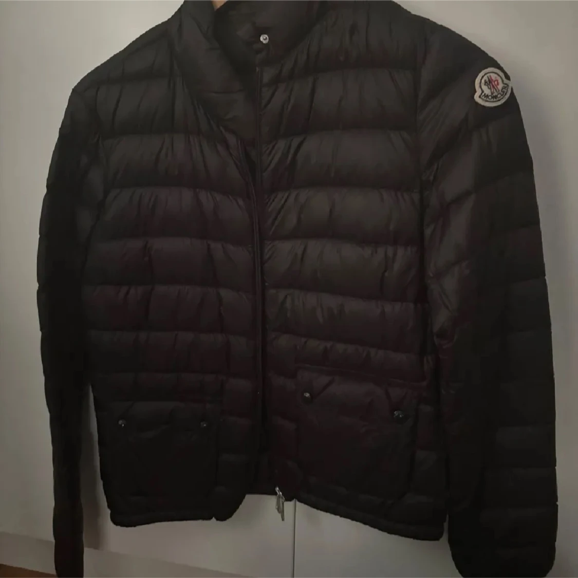 Mörkblå Moncler dunjacka med dragkedja - 1