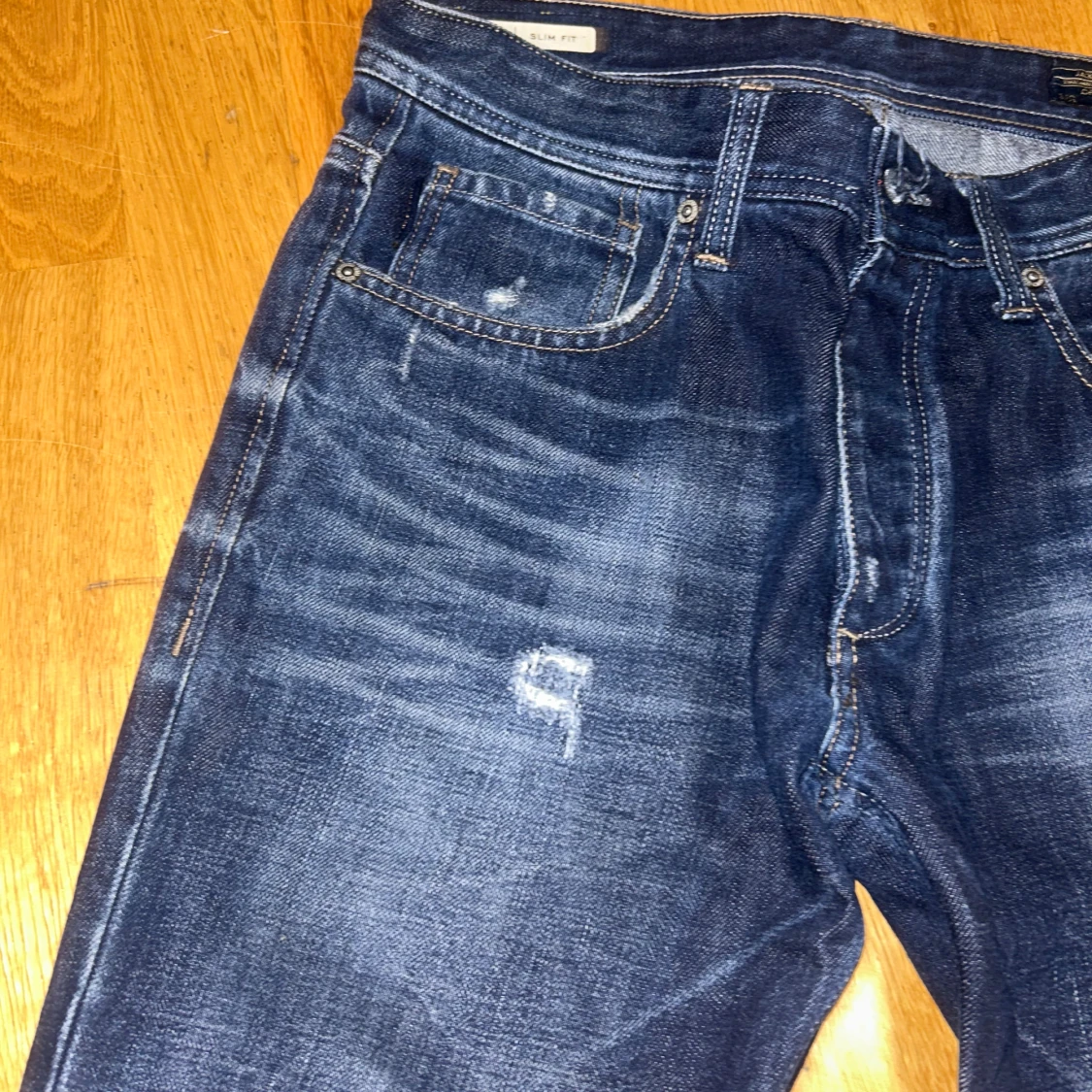 Mörkblå slim fit jeans med slitningar - 1