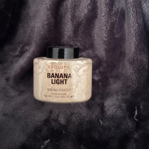 Bakingpowder Banana Light - Revolution - Säljer detta löspuder/baking powder/loose powder i färgen Banana Light från Revolution. Helt ny med plombering kvar 