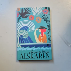 Älskaren - En ikonisk roman om förbjuden kärlek och starka känslor i Franska Indokina. Perfekt för dig som gillar passion, kulturkrockar och gripande berättelser. Snyggt omslag och en berättelse som stannar kvar länge.