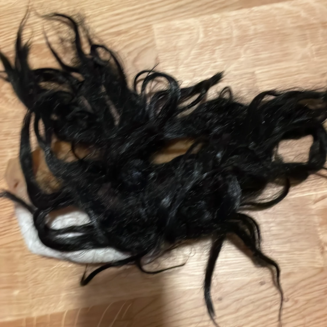 Halloweenmask med svart hår och bloddetaljer - 1