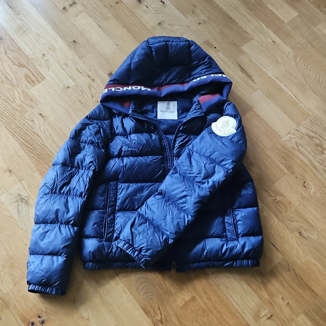 Mörkblå Moncler dunjacka med huva