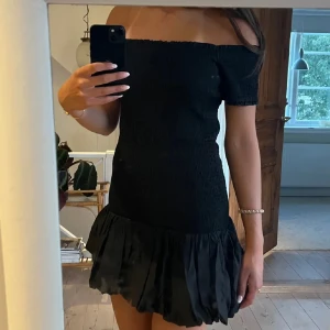 Svart offshoulder klänning - Jätte fin klänning som är från h&m och som inte säljs längre. 