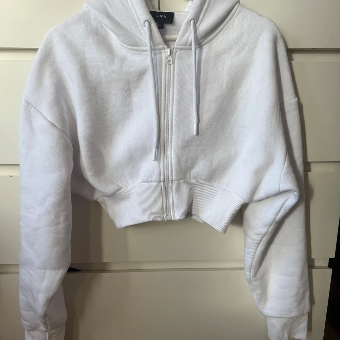 Vit croppad hoodie från LXA - 1