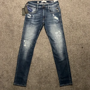 ‼️Helt nya ‼️ Replay Anbass ”Aged 10 Years” - Tja säljer nu ett par riktigt snygga och eftertraktade Replay Jeans i modellen Anbass ”Aged 10 Years” i storlek W31 för endast 1199kr! Kommer med alla lappar, som sagt helt nya.