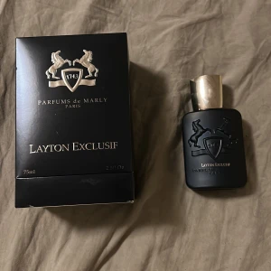 Layton Exclusif 75ml Parfym - Lyxig parfym från Parfums de Marly, Layton Exclusif. Flaskan innehåller 60/75 ml och är tillverkad i Frankrike. Perfekt för dig som vill sticka ut med en exklusiv doft. Ingredienser: Alcohol Denat., Parfum, Aqua, Limonene, Linalool, Citral, Geraniol.