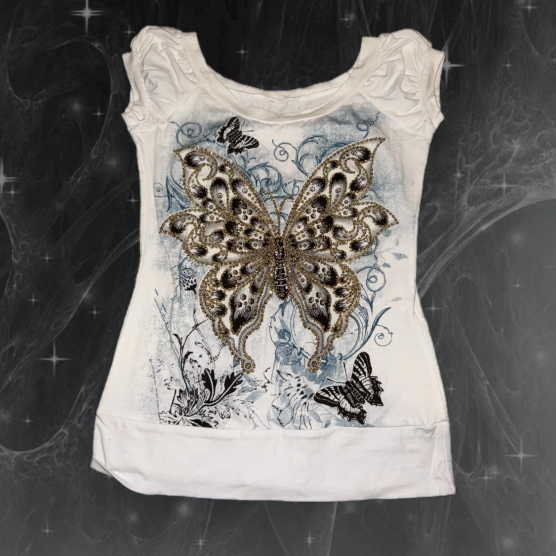 Vit topp med fjärilstryck och puffärm