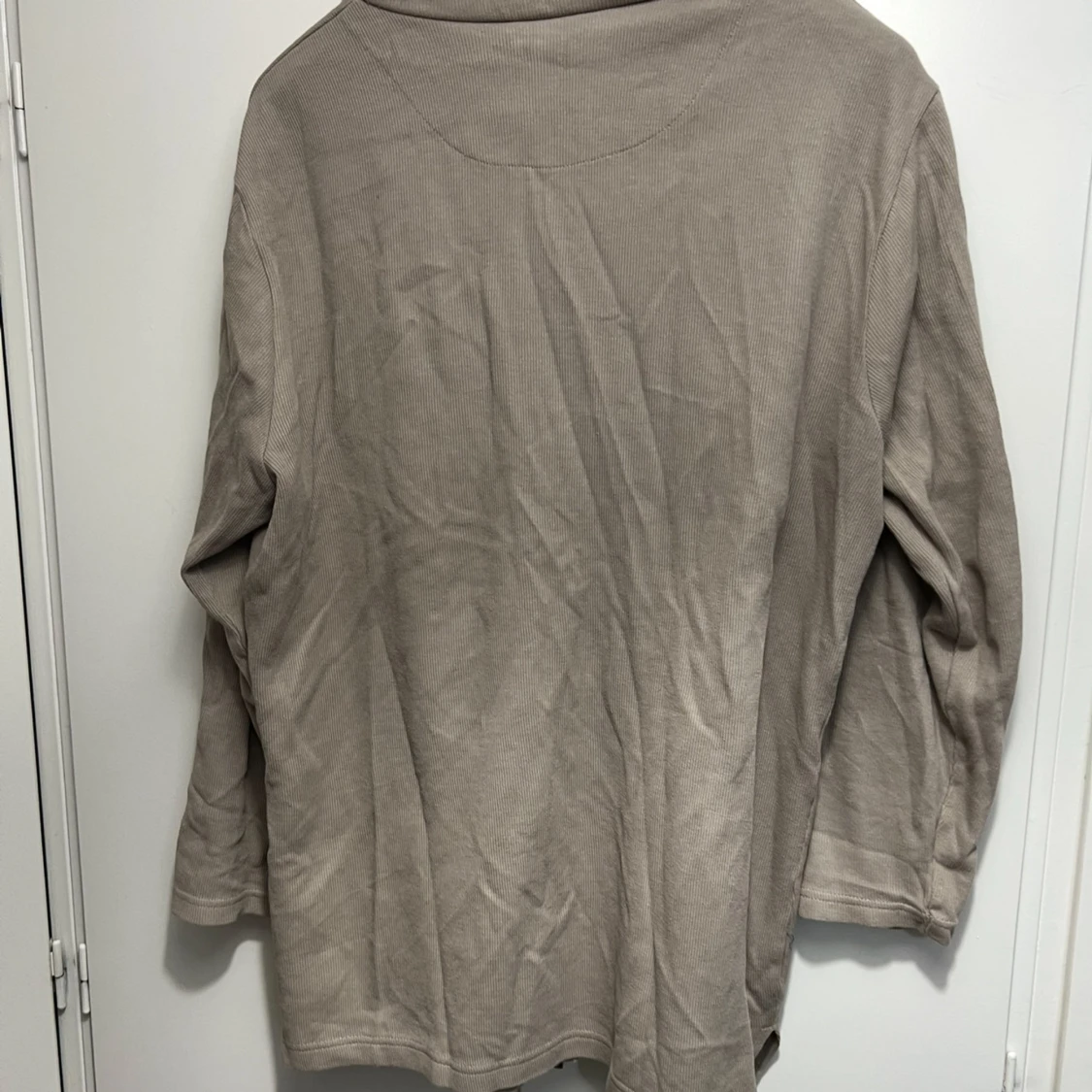 Beige kofta med knappar och v-ringning - 4