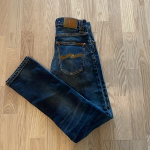 Nudie jeans grim tim - Blå snygga nudie jeans. Modell: Grim Tim. Vid mått eller funderingar är de bara att höra av sig!