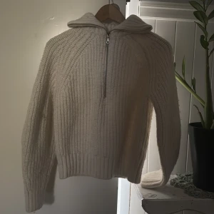 vit stickad tröja 🤍 - perfekt nu inför hösten 🤍10% rabatt ifall den köps innan den 11 oktober 🤍