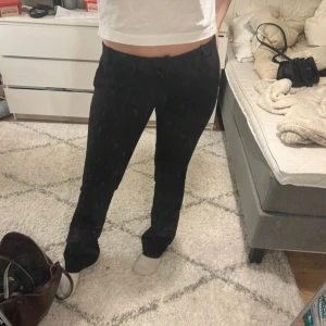 Kostym byxor  - Skit snygga kostym byxor från bikbok i modellen Vera tall som är low waist bootcut liten räffla på sida bilden som man knappt ser eller tänker på 