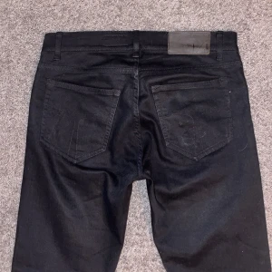 Tos jeans evolve - Tiger of Sweden evolve jeans skick 9/10 storlek w28 l30. Mått längd 96cm, innelår 71cm, midja 38cm. Pris kan diskuteras medels mig vid frågor eller funderingar.