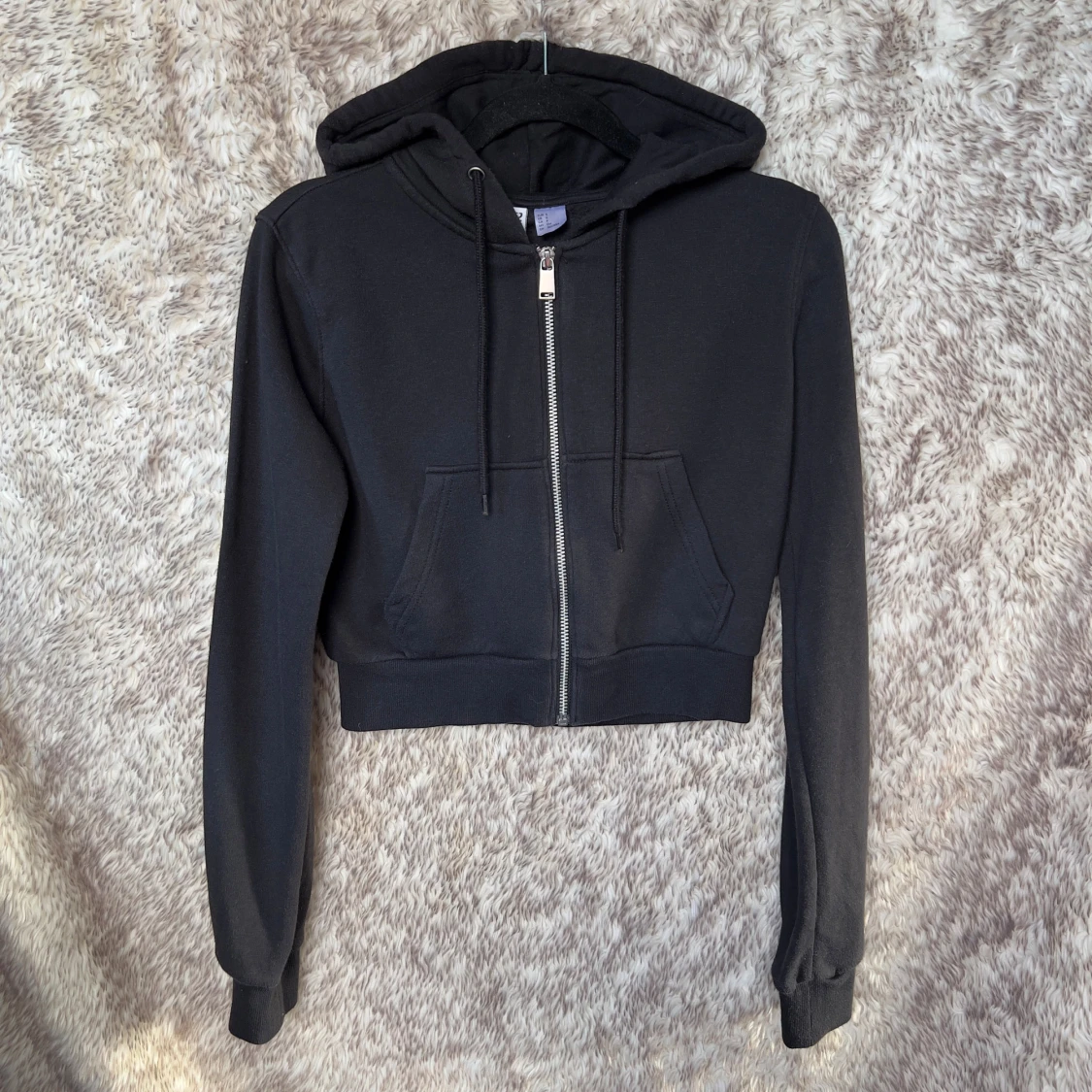 Svart croppad zip hoodie