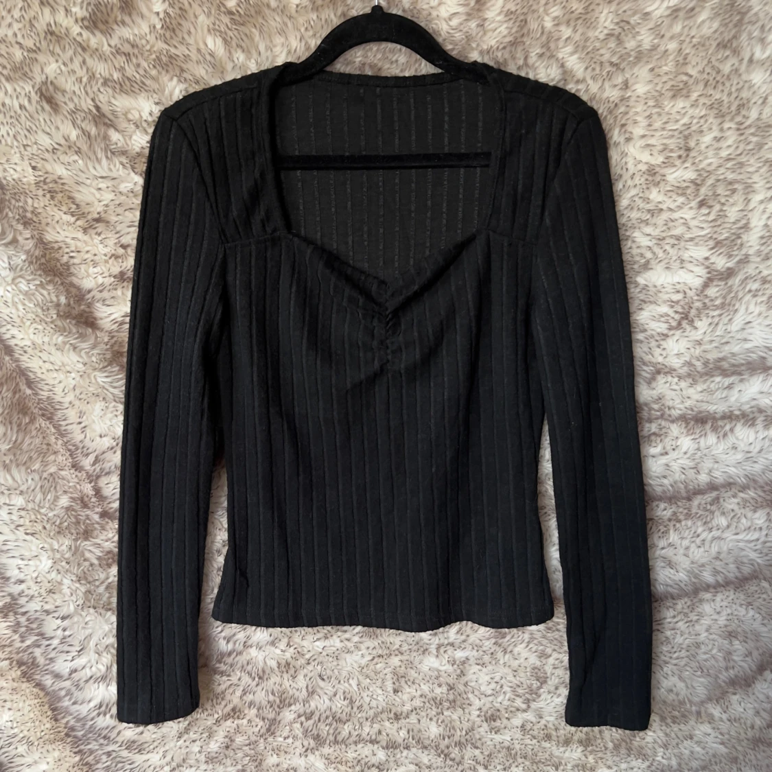 Svart ribbad långärmad topp