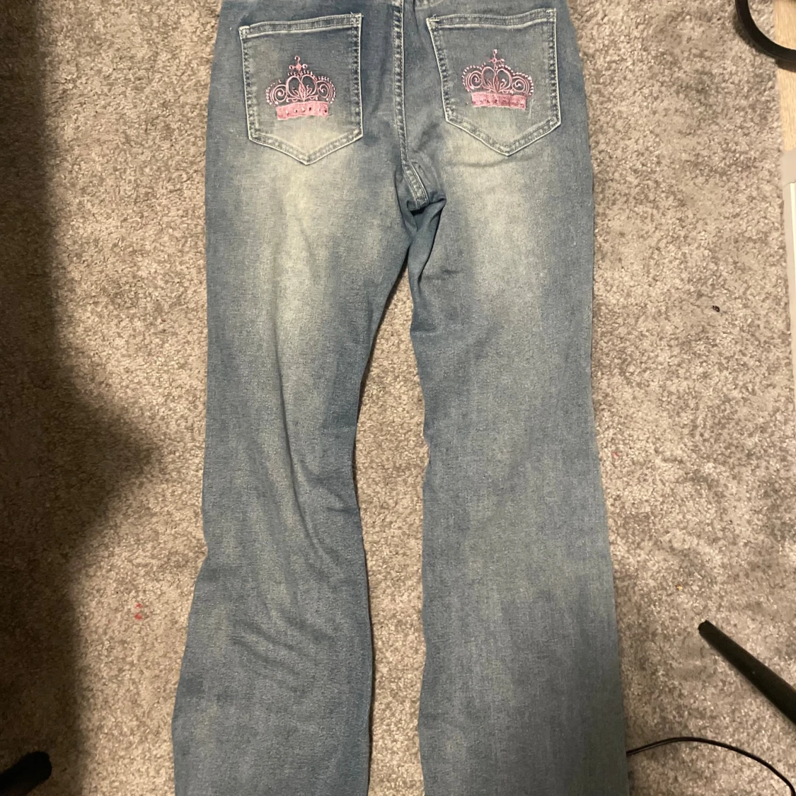 Blå jeans med rosa broderi