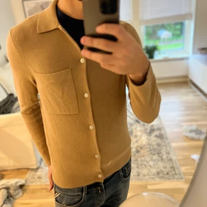 Stickad cardigan  - As fet stickad cardigan i toppskick, priset kan diskuteras 