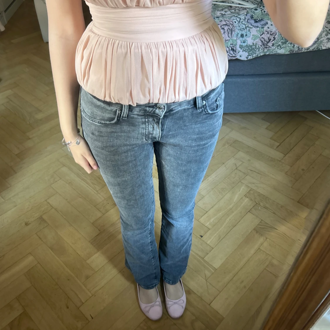 Grå lågmidjade bootcut jeans med tvättad look