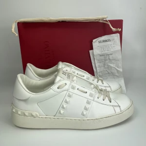 Valentino skor(nyskick)  - Hej! Säljer nu dessa sjukt snygga valentino skor. Skorna är i toppskick! Har begränsat antal boxar och dustbag. Hör av dig vid frågor. 