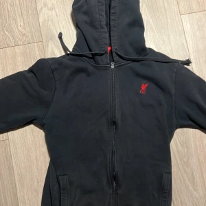 Liverpool zip hoodie - Liverpool zip hoodie svart. Mycket bra skick. Storlek S