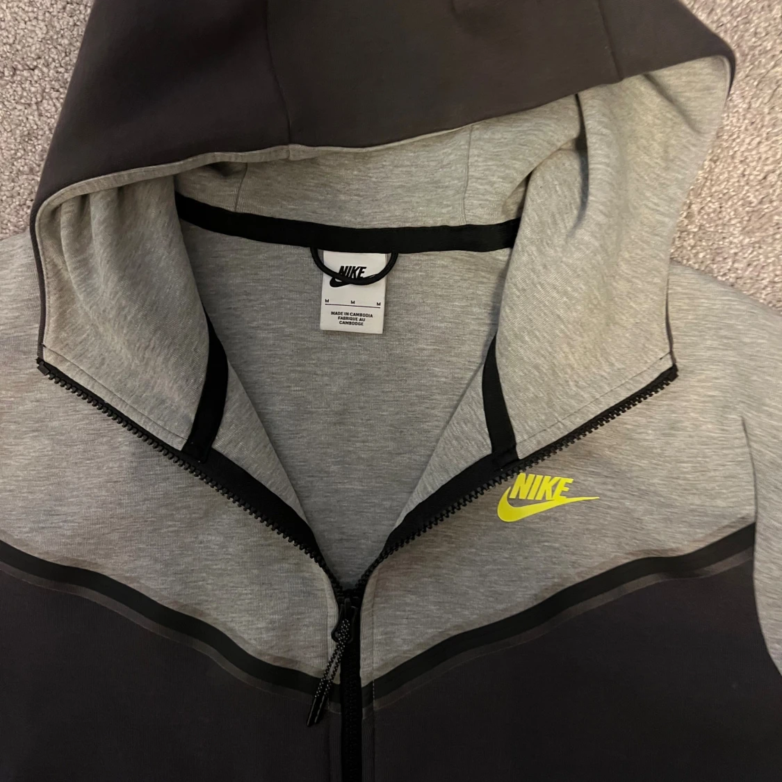 Nike grå och svart hoodie med dragkedja - 1