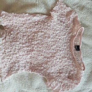 Ljusrosa spetsblus  - Säljer en ljusrosa blus från Gina Tricot med korta ärmar och genombruten spets. Strl S jättebra skick🥰