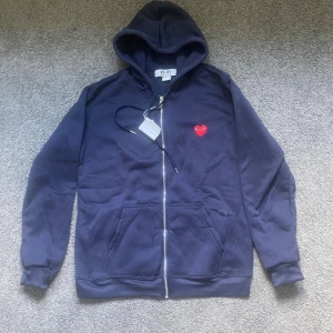 CDG hoodie - Säljer en riktigt snygg hoodie från cdg helt oanvänd och e skön. Hör av er vid mer frågor:)