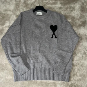 Ami Paris tröja - Sjukt mysig och snygg ami Paris tröja köpt i Portugal. Tröjan är i nytt skick och aldrig använd. Bara höra av sig vid fler frågor📲