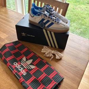 Adidas Wales Bonner Samba sneakers - Säljer nu dessa sjukt snygga adidas skorna då de inte passade mig, skorna har gått igenom äkthets kontroll och är aldrig använda. Nypris på dessa ligger runt 6050 Mitt pris är 4000 men kan diskuteras. Skriv gärna vid frågor eller funderingar