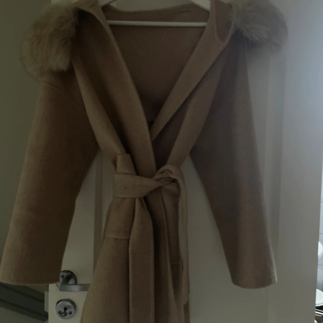 Beige kappa med äkta päls och bälte