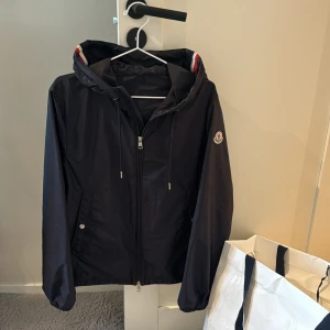 Moncler Grimpeurs Windbreaker - Moncler Grimperus, Cond 9/10 Flawless, kommer med bag och tags, Retail 7600kr, Tveka inte på att skicka ett meddelande vid frågor eller liknande🤝