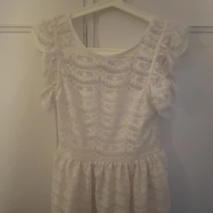 Vit blus med matchande kjol  - Vit spets blus med matchande kjol 