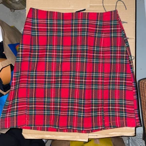 Brandy melville kjol - Röd rutig tight kjol från Brandy, skulle säga att den sitter som en xs då den är lite tight på mig ❤️