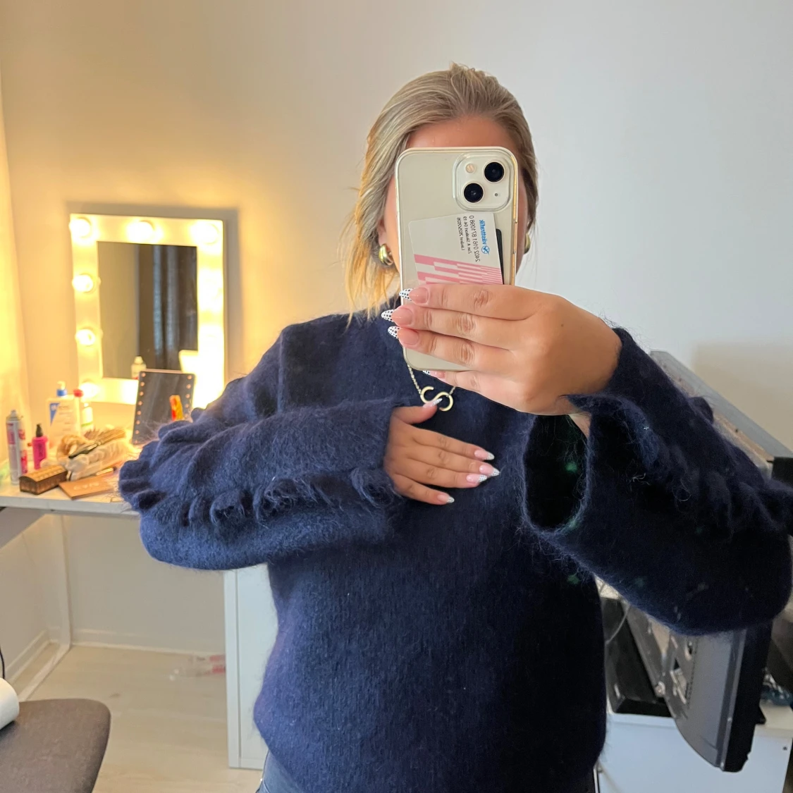 Mörkblå stickad tröja med volang ärm