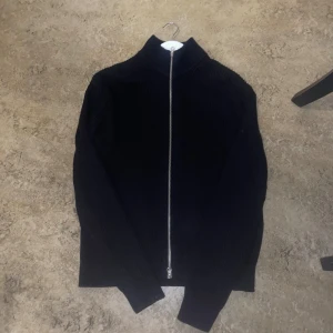 Stickad vailent fullzip - Säljer nu denna ribbstickade vailent fullzip kofta/cardigan i storlek M. Använd endast några få gånger, i väldigt fint skick utan några som helst defekter.