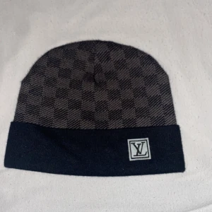 En mössa ifrån märket Zara  - Jag säljer min mössa ifrån Zara och jag har inte haft den länge den är helt ny här utan kvitto!