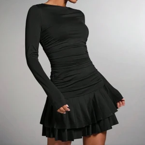 Svart klänning - Gullig klänning med volang nertill☺️