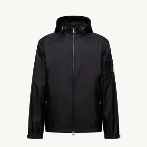 Moncler Jacka  - Använd 1 gång Moncler vind/regn jacka perfekt till hösten säljer pga fel storlek inget fel på den. Nypris:10000