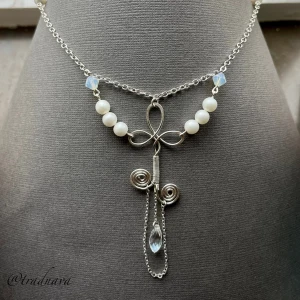 ”Mångata” - Unikt, handgjort halsband i silverpläterad koppar smyckat med vita vaxade glaspärlor, biconeformade kristaller från Preciosa samt en kristalldroppe. Jag kan enkelt ändra längd/storlek på mina smycken utan extra kostnad, det är bara att höra av dig!🌸