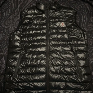 Moncler Väst - Helt okej väst som har vissa defekter som jag tagit bild på. Storlek L