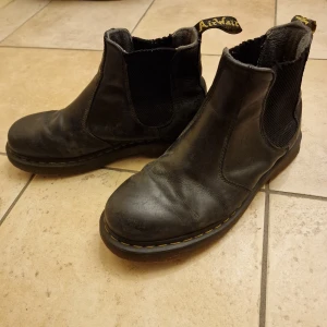 Doctor martens chelsea stil. Lite slitna på ena klacken, men inget som märks egentligen. Snygga i lädret. (kommer putsa upp dem och rengöra sulorna innan frakt 🤌) - Doctor martens chelsea stil. Lite slitna på ena klacken, men inget som märks egentligen. Snygga i lädret. (kommer putsa upp dem och rengöra sulorna innan frakt 🤌) 