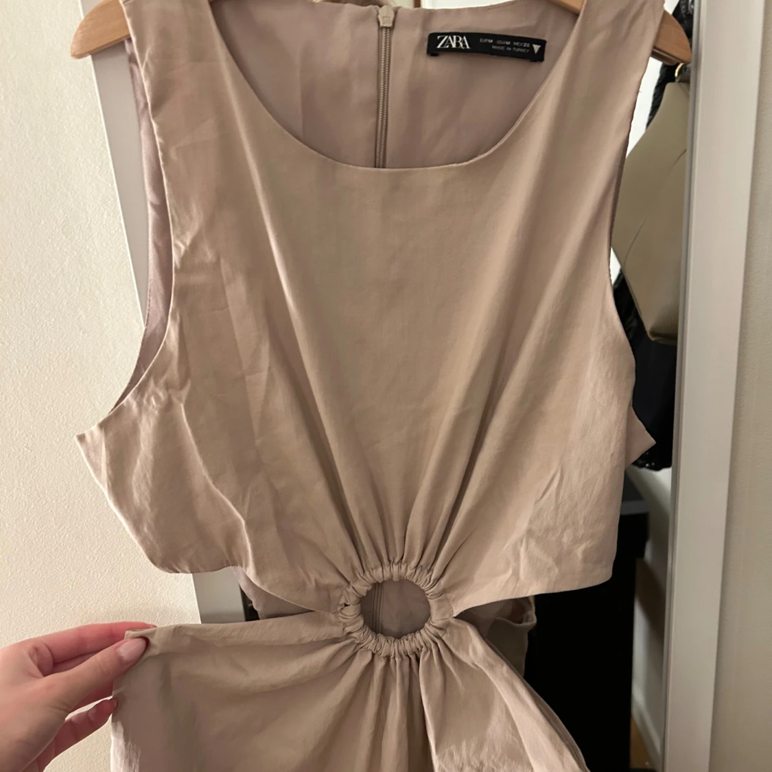 Beige cut out klänning från Zara - 1