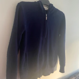 Mörkblå merinoulls hoodie - Tja säljer denna skit snygga merinoulls hoodie i storlek Xs ifrån Zadolo, den är i 8/10 skick men funkar galant, för fler frågor kom privat, tveka inte vid köp👍👍