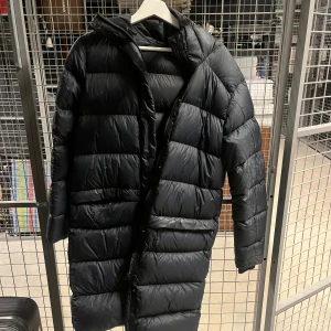 Dunkappa peak performance  - Dunkappa från peak performance, svart, storlek M, kvinnlig modell, bra skick och endast använt ett fåtal gånger så därmed i bra skick.