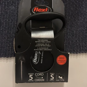 Flexi Original Retractable Leash Small 5m - Flexi Original Retractable Leash, small size for dogs up to 12 kg. 5 meter cord, made in Germany. Ergonomic handle and durable construction. Appears unused in original packaging, ideal for small pets. Reliable and easy to use for daily walks.