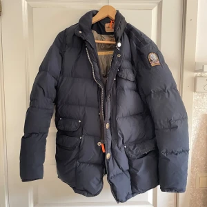 Mörkblå jacka från Parajumpers - Säljer en äkta mörkblå dunjacka från Parajumpers i storlek Medium. Pris kan diskuteras! 