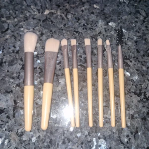 Mini sminkborstar - Säljer ett set med åtta helt nya sminkborstar. Borstarna är mini vilket gör de perfekta att ha med sej i väskan, borstarna har mjuka, ljusa syntetiska strån och inkluderar både större ansiktsborstar och mindre borstar för ögonskugga samt en spoolie för bryn eller fransar.