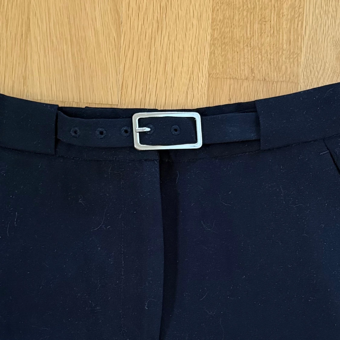 Svarta vida kostymbyxor med bälte - 2