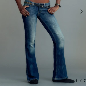 Weekday mörkblå jeans - Slutsålda weekday jeans mörkblå nytt skick har sytt ner dom lite men kan ta bort de om den som vill köpa inte vill att dom ska va så låga.